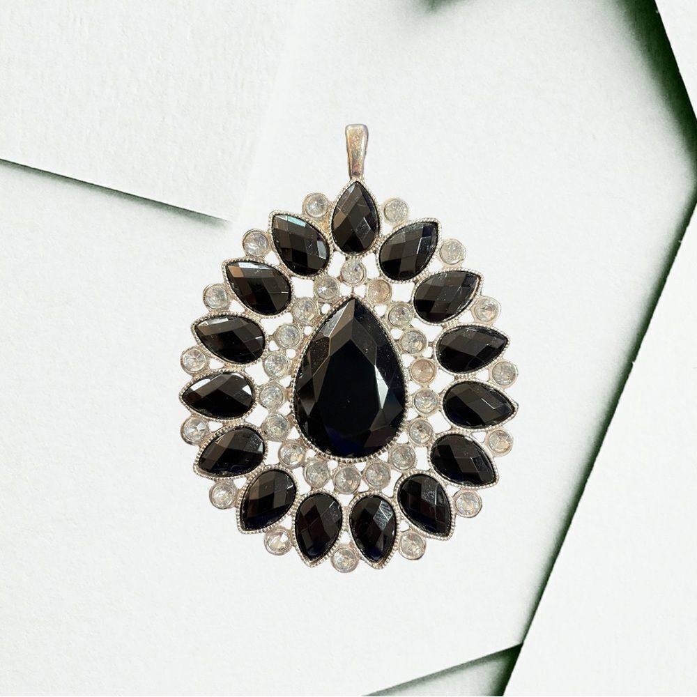 STUNNING PENDANT IN BLACK AND RHINESTONES‎